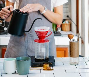 Bagi penikmat kopi manual brew di sini tempat memanjakan lidah.